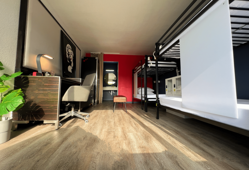 2.1 Bposhtels Houston Room 2