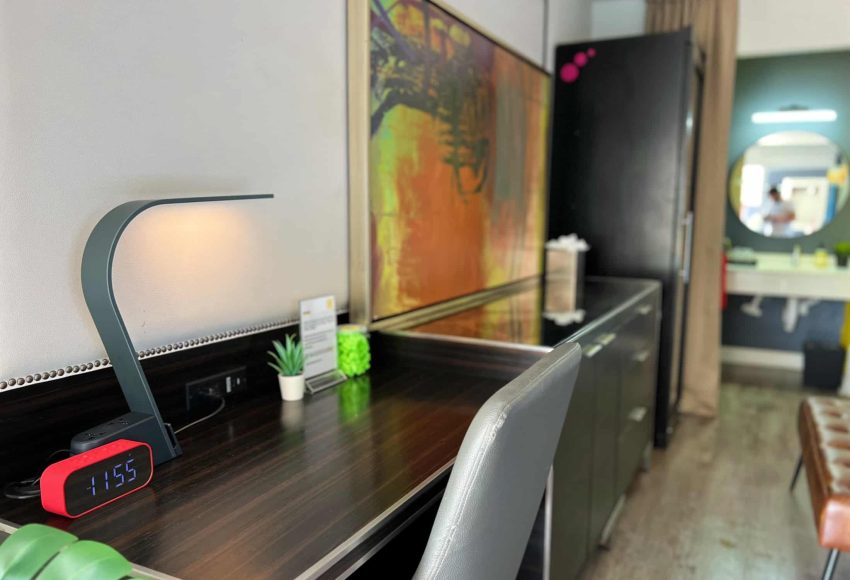 2.1 Bposhtels Houston Room Desk 4
