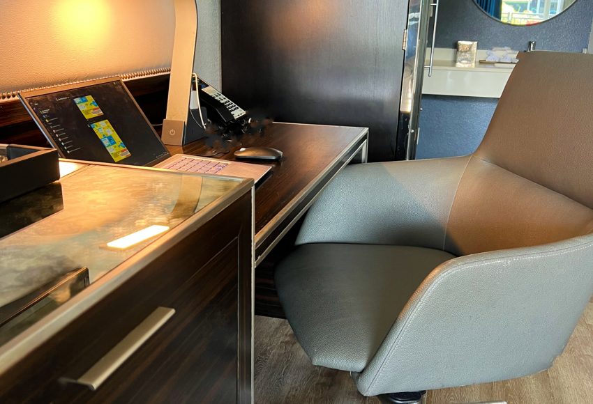 4.3 Bposhtels Houston Room Chair Table