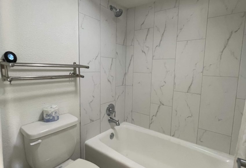 4.3 Bposhtels Houston sBathroom 1