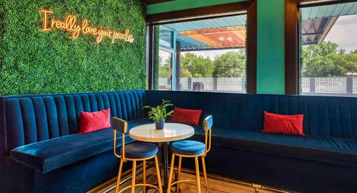 6 Bposhtels Houston Bar Couch